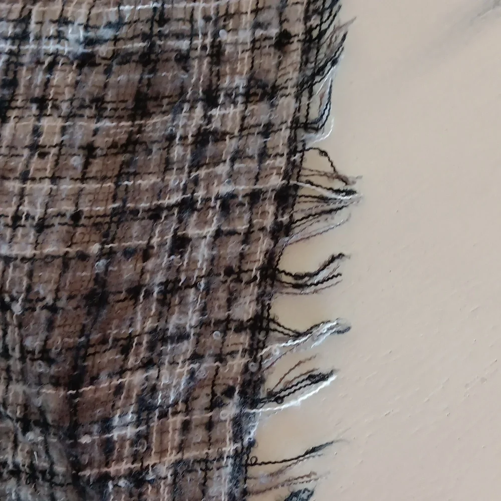 Wrap~ black and white acrylic plaid - Picture 4 of 4